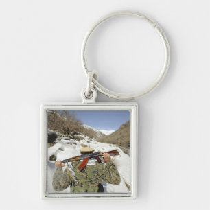 Ein Mujahadeen Schutz geht mit US-Militär membe Schlüsselanhänger