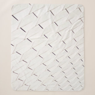 Ein Muster weißer geometrischer Formen in einer Fa Sherpadecke