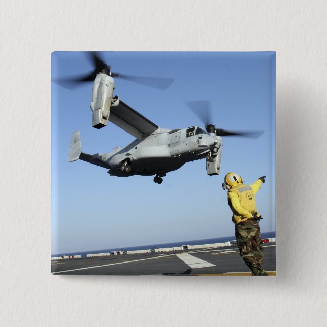 Ein MV-22 Osprey startet von der USS Nassau Button (Vorderseite)