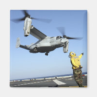 Ein MV-22 Osprey startet von der USS Nassau