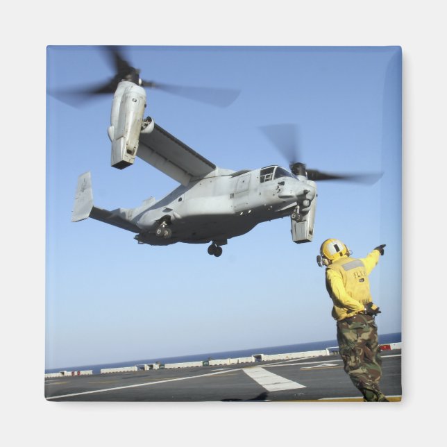 Ein MV-22 Osprey startet von der USS Nassau Magnet (Vorne)