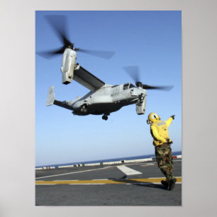Ein MV-22 Osprey startet von der USS Nassau Poster