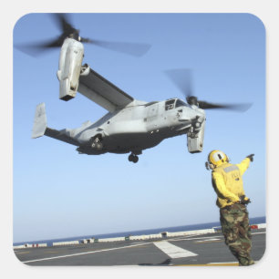 Ein MV-22 Osprey startet von der USS Nassau Quadratischer Aufkleber