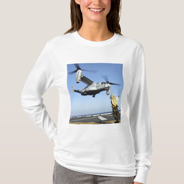 Ein MV-22 Osprey startet von der USS Nassau T-Shirt (Vorderseite)