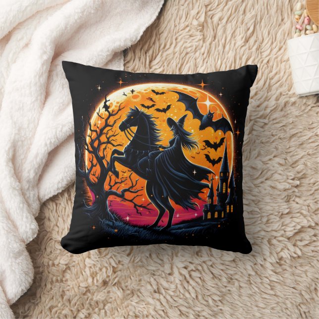 Ein mystisches Halloweenreiten unter Vollmond Kissen (Decke)