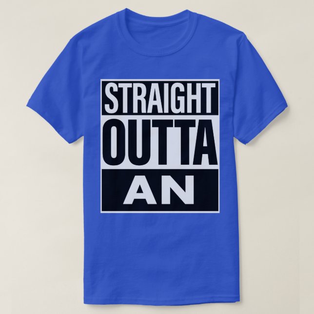 Ein Name direkt über einem T-Shirt (Design vorne)