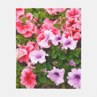 Ein Naturfoto ist eine schöne Petunienblume. Plan Fleecedecke