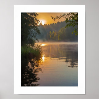Ein nebliger Morgen an einem ruhigen See Poster