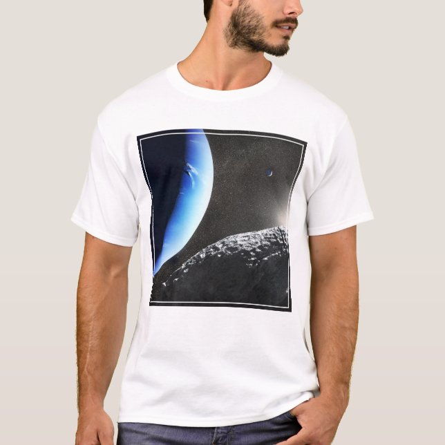 Ein Neptun ist ein winziges Mondlager. T-Shirt (Vorderseite)