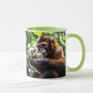 Ein neugieriger Affe, der einen Schädel hält. Tasse