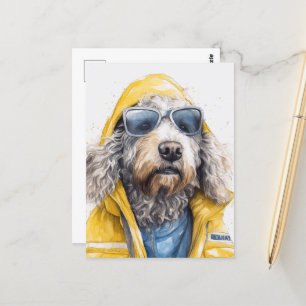 Ein Niedlicher Doodle-Hund in einem Gelbmantel Postkarte