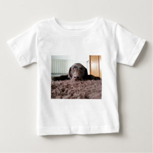 ein niedlicher Schokolade Labrador Welpe schlafen Baby T-shirt