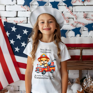 Ein niedlicher Welpenfeuerwehrmann treibt einen Kl T-Shirt