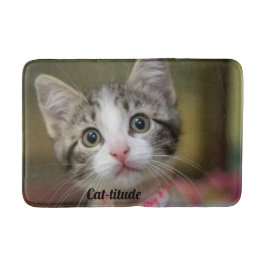 Ein niedliches Kätzchen mit grünen Augen Badematte