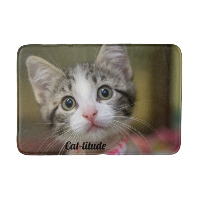 Ein niedliches Kätzchen mit grünen Augen Badematte (Vorderseite)