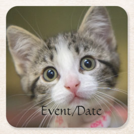 Ein niedliches Kätzchen mit grünen Augen Rechteckiger Pappuntersetzer