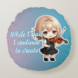 Ein niedliches Mädchen, das Geige Kissen spielt