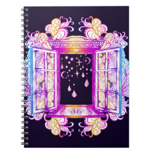 Ein offenes Vintages Fenster mit Anhängern an eine Notizblock