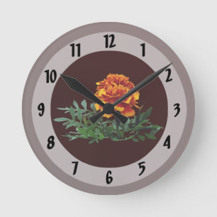Ein orangefarbenes Marigold mit gelben Tipps Runde Wanduhr