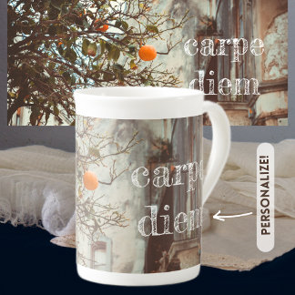 Ein Orangenbaum in einer romantischen Altstadt Prozellantasse