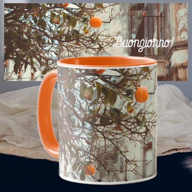 Ein Orangenbaum in einer romantischen Altstadt Tasse (Von Creator hochgeladen)