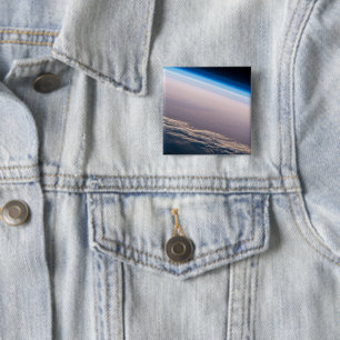 Ein orbitaler Sonnenuntergang vor der Küste von Ca Button