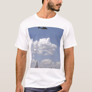 Ein Osprey CV-22 fliegt über Wechselstrom - 130 T-Shirt