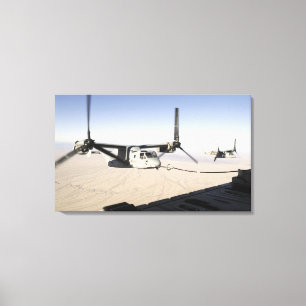 Ein Osprey MV-22 tankt midflight wieder Leinwanddruck