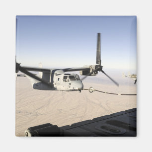 Ein Osprey MV-22 tankt midflight wieder Magnet