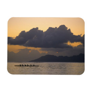 Ein Outrigger-Kanuteam übt vor der Küste Magnet