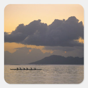 Ein Outrigger-Kanuteam übt vor der Küste Quadratischer Aufkleber