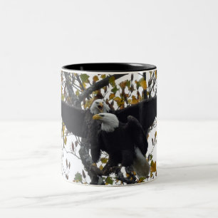 Ein Paar Bald Adler während der Herbstsaison Kaffe Zweifarbige Tasse