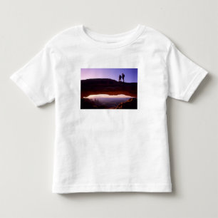 Ein paar beobachten Sonnenaufgang vom Mesa Arch in Kleinkind T-shirt