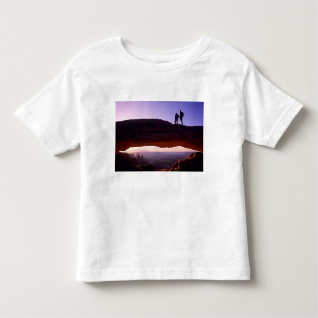 Ein paar beobachten Sonnenaufgang vom Mesa Arch in Kleinkind T-shirt (Vorderseite)