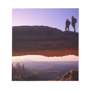 Ein paar beobachten Sonnenaufgang vom Mesa Arch in Notizblock