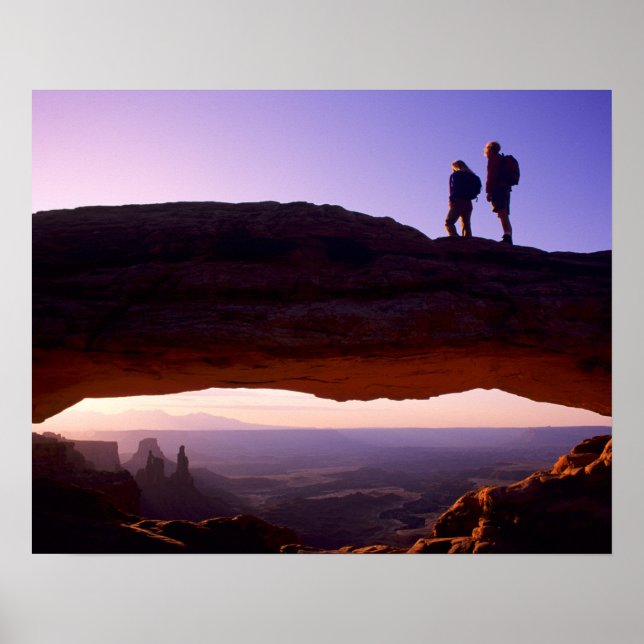 Ein paar beobachten Sonnenaufgang vom Mesa Arch in Poster (Vorne)