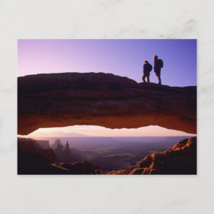 Ein paar beobachten Sonnenaufgang vom Mesa Arch in Postkarte