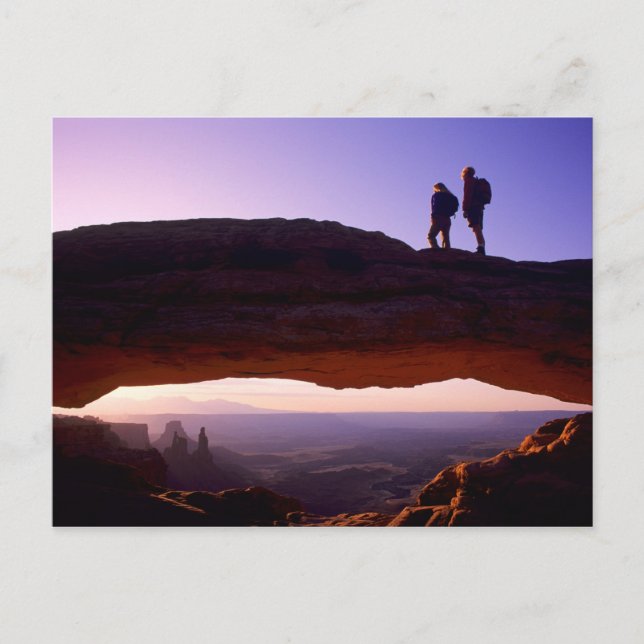 Ein paar beobachten Sonnenaufgang vom Mesa Arch in Postkarte (Vorderseite)