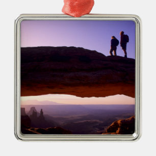 Ein Paar beobachtet den Sonnenaufgang auf dem Mesa Ornament Aus Metall