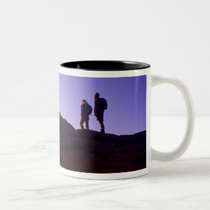 Ein Paar beobachtet den Sonnenaufgang auf dem Mesa Zweifarbige Tasse