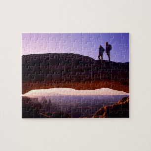 Ein Paar beobachtet den Sonnenaufgang auf der Mesa Puzzle