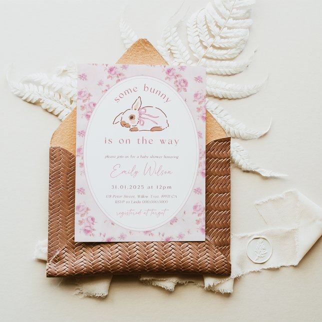 Ein paar Bunny ist auf der Way Baby Shower Einladu Einladung (Girl Roses Bunny Baby Shower Invitation)