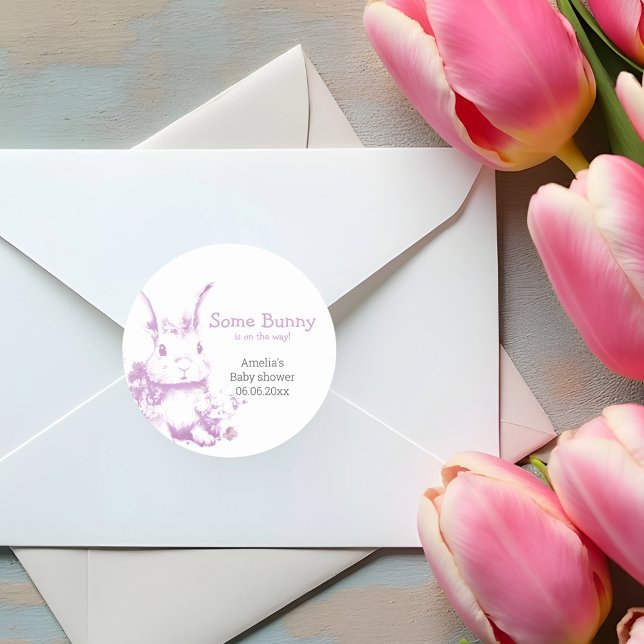 Ein paar Bunny kommt mit Baby Dusche Runder Aufkleber (Von Creator hochgeladen)