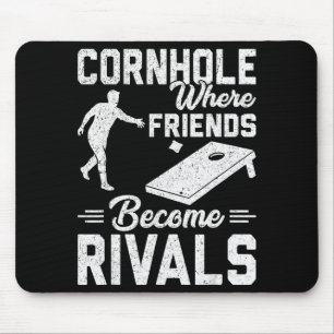 Ein Paar, das zusammen Cornhole spielt - Valentins Mousepad