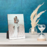 Ein paar Fotos erinnern sich an dieses Sprichwort Fotoplatte<br><div class="desc">Ein paar Fotos erinnern sich an dieses Sprichwort. Ein tolles Geschenk für die Neuvermählten und Paare. Ersetzen Sie einfach das Foto mit Ihrem eigenen Favoriten der Porträtausrichtung und der hohen Auflösung. Romantisches Zitat Denken Sie daran: Dieser Moment ist in einem stilvollen Set-Skript am unteren Ende. Sie können die Farbe dieses...</div>