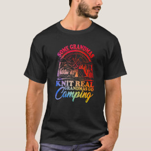 Ein paar Grandmas Strick Grandmas Go Camping Campo T-Shirt