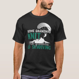Ein paar Grandmas Strick Grandmas Go Skydiving T-Shirt