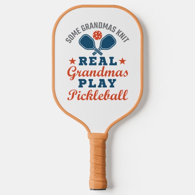 Ein paar Grandmas Strick Grandmas spielen Pickleba Pickleball Schläger (Vorderseite)