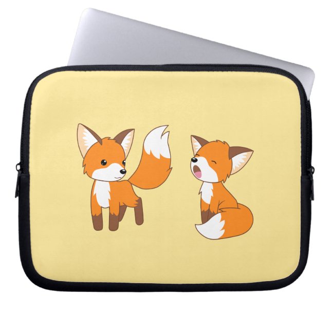Ein Paar Niedlicher kleiner Füchse auf Gelb Laptopschutzhülle (Vorderseite)
