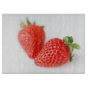 Ein Paar rote Erdbeeren Schneidebrett